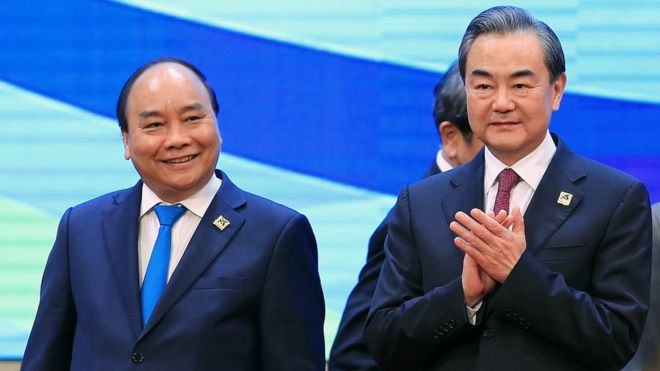 Thủ tướng Nguyễn Xuân Phúc và Ngoại trưởng Trung Quốc Vương Nghị tại Hội nghị Hợp tác tiểu vùng Mekong hôm 31/3.