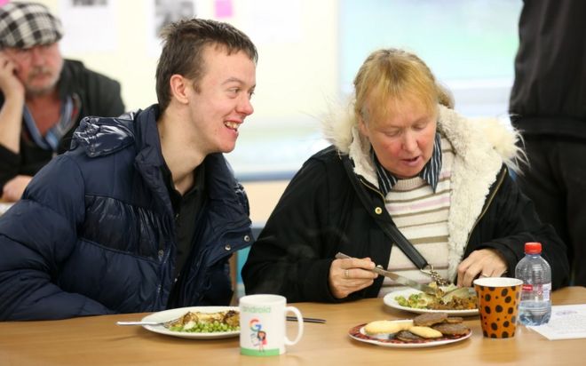 Пользователи центра Майкл Хантер и мама Дениз в Уэст-Энде Foodbank в Бенвелле