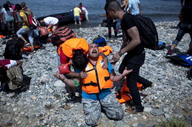 Сирийские беженцы выходят на берег на Лесбосе, Греция, 7 сентября 15