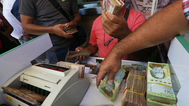 Un hombre cambiando billetes