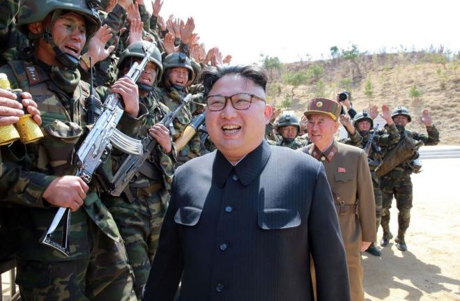 На этом недатированном снимке, опубликованном 14 апреля 2017 года официальным Корейским центральным информационным агентством (KCNA), показано, что лидер Северной Кореи Ким Чен Ын (C) осматривает «Соревнования по поражению и поражению целей сил специального назначения КНА-2017» на нераскрытое место в Северной Корее.