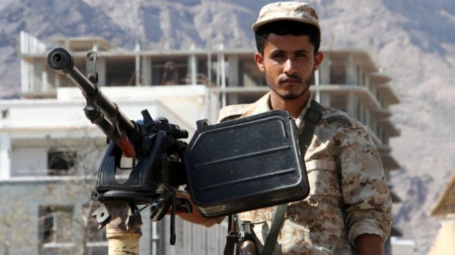 Petugas keamanan Yemen menjaga lokasi ledakan bom bunuh diri mobil di kota kedua Yemen, Alden, pada 29 Oktober 2016