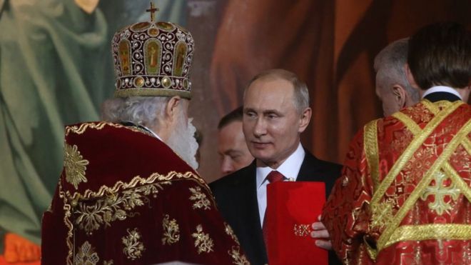 Vladimir Putin durante la celebración de una misa en la catedral Cristo Salvador, en Moscú