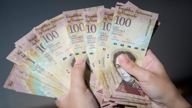 Todos los billetes de 100 bolívares quedarán sin valor a partir de este viernes.