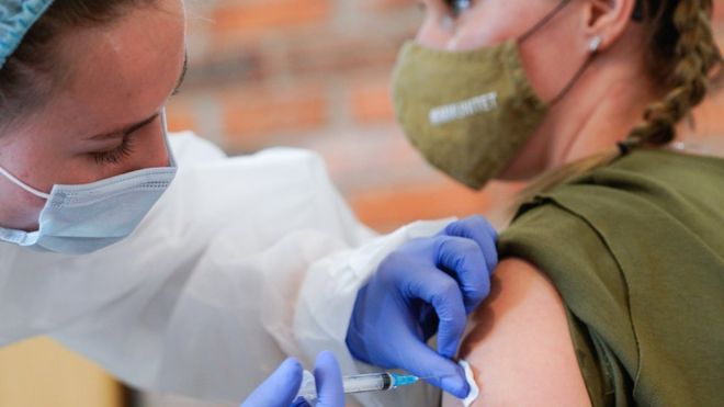 Медсестра во время вакцинации женщины препаратом "Гам-КОВИД-Вак"