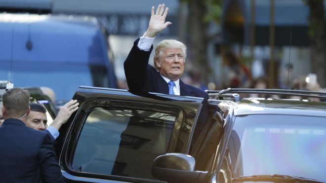 Donald Trump acena após votar nas eleição de terçca-feira