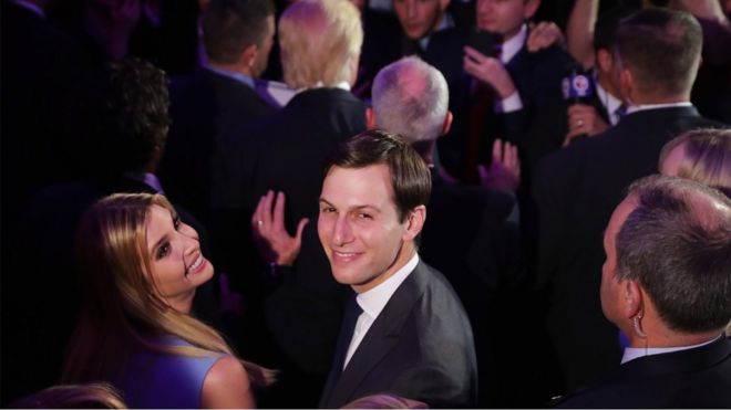 Джаред Кушнер и его жена Иванка Трамп признают толпу в нью-йоркском отеле Hilton Midtown
