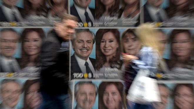 Carteles con las caras de Alberto Fernández y Cristina Fernández de Kirchner