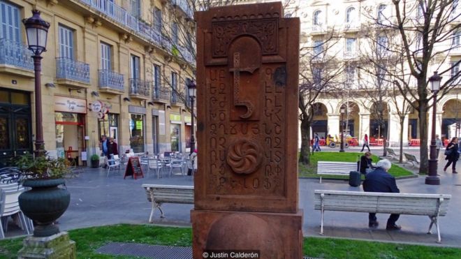 Em San Sebastian, na Espanha, um monumento simboliza os fortes laços entre as comunidades basca e armênia