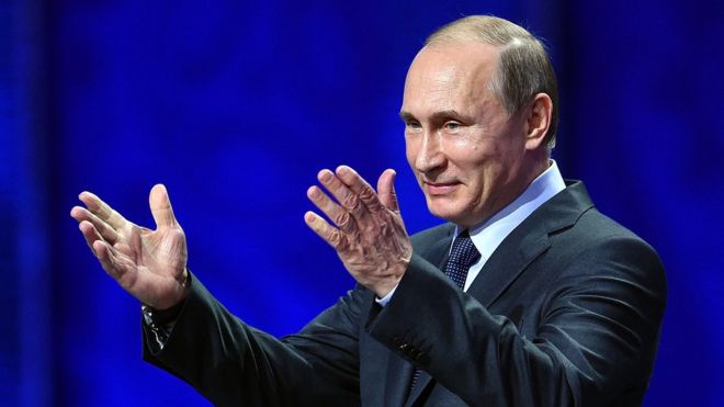Президент России Владимир Путин выступает во время предварительной жеребьевки чемпионата мира по футболу 2018 года в России в Константиновском дворце 25 июля 2015 года