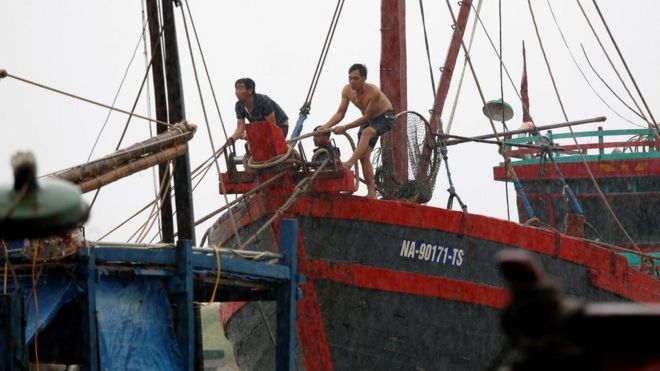 Người dân Hà Tĩnh thả neo buộc thuyền đối phó với cơn bão Doksuri hôm 15/9/2017