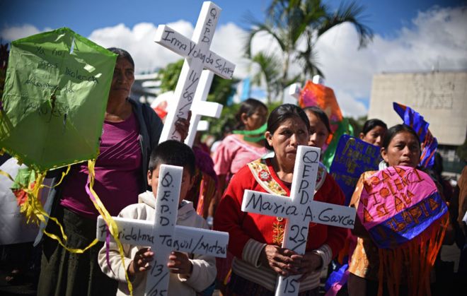 Женщины из числа коренных народов Гватемалы принимают участие в демонстрации во время празднования Международного дня борьбы за ликвидацию насилия в отношении женщин в городе Гватемала 25 ноября 2015 года