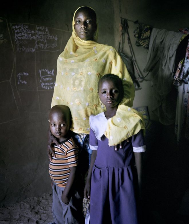 Аишаду, шесть лет, со своей беременной матерью Аминой и четырехлетним братом Ибрагимом в лагере для женщин и детей ВПЛ, MA © mA