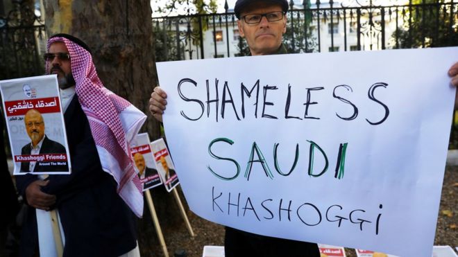 Люди протестуют против убийства журналиста Джамала Хашогги возле посольства Саудовской Аравии в Лондоне, 26 октября 2018 года