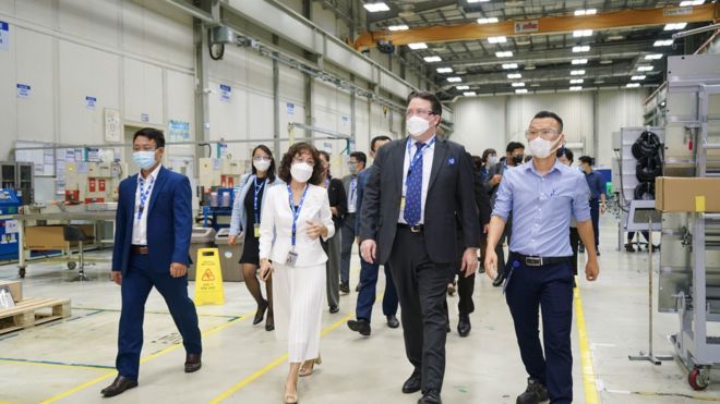 Đại sứ Hoa Kỳ tại Việt Nam Marc E. Knapper thăm nhà máy của GE và VinFast ở Hải Phòng hôm 18/4