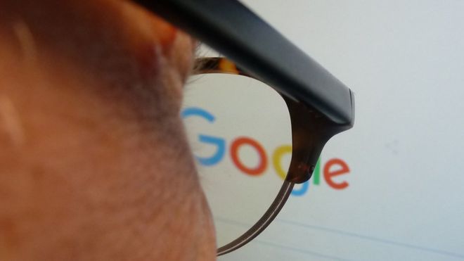 Hombre mirando la página de Google en una pantalla.