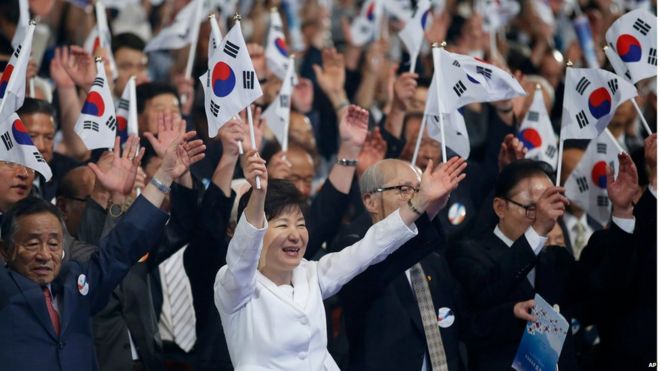 Президент Южной Кореи Пак Кын Хе (в центре) благодарит свою страну на церемонии празднования Дня освобождения Кореи от японского колониального правления в 1945 году