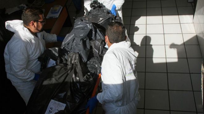 Más de 1.500 cuerpos no identificados fueron incinerados en Jalisco. Las cenizas permanecen en bolsas de plástico.