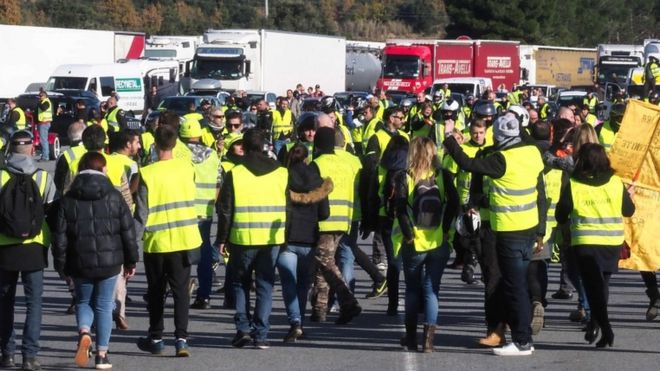 Демонстранты проводят демонстрацию на шоссе A9 в Ле-Булу на юге Франции 22 декабря 2018 года