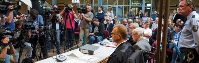 Бывший офицер СС Рейнхольд Ханнинг (2-й C) сидит рядом со своими адвокатами в суде в Детмольде 17.06.2016