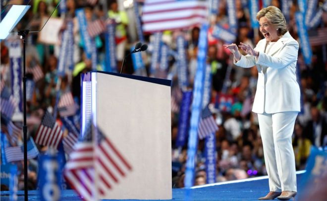 Кандидат в президенты от Демократической партии Хиллари Клинтон признает толпу, когда она прибывает на сцену во время четвертого дня Национального конгресса демократов в Центре Уэллса Фарго, 28 июля 2016 года в Филадельфии.