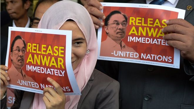Члены оппозиционных партий Малайзии держат в руках плакаты с надписью «Немедленно отпустить Анвара» в Куала-Лумпуре в 2015 году