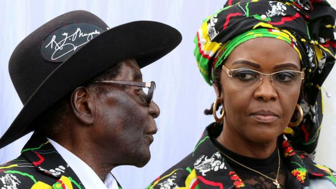 Президент Роберт Мугабе и его жена Грейс присутствуют на митинге Зану-ПФ в Чинхойи, Зимбабве, 29 июля 2017 года