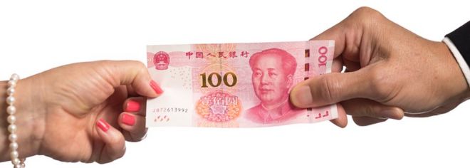 Мужчина и женщина и китайская банкнота