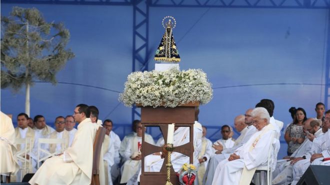 Imagem mostra missa na Esplanada dos Ministérios em comemoração à padroeira do Brasil, Nossa Senhora Aparecida, em 2016. Imagem da santa aparece em primeiro plano