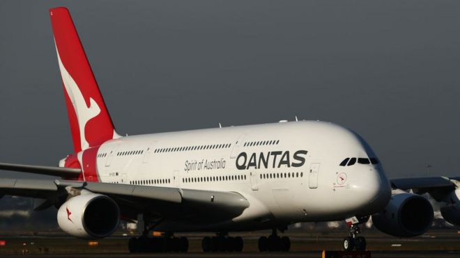 Такси Qantas A380 в аэропорту Сиднея к празднованию 100-летнего юбилея.