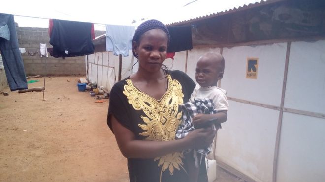 Нигерийская женщина с ребенком на руках