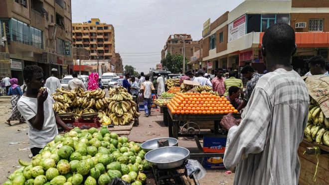 На этом снимке, сделанном 11 июня 2019 года, видны продуктовые лавки и тележки на рынке в столице Судана Хартуме. (