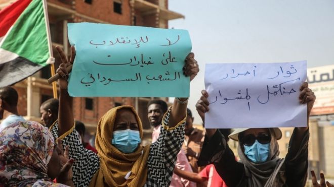 متظاهرون يرفعون شعارات مناهضة للإنقلاب