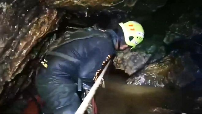 Rescatistas dentro de la cueva.