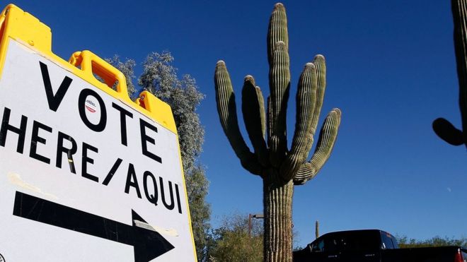 Знак направляет избирателей на избирательный участок в Кейв-Крик, штат Аризона, 8 ноября 2016 года