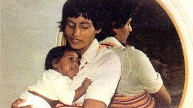 João Ernesto Van Dunem cuando era un bebé en 1977 en manos de su madre Sita Valles