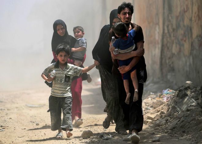 Varios iraquíes, niños incluidos, huyen de la ciudad vieja de Mosul mientras los miembros del autodenominado Estado Islámico se atrincheran en su último bastión en Irak y resisten la ofensiva de las fuerzas de seguridad iraquíes.