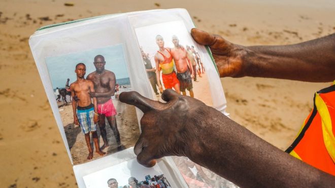 Спасатель Лагоса Сэмюэль Омохон показывает альбом, который он держит, Нигерия