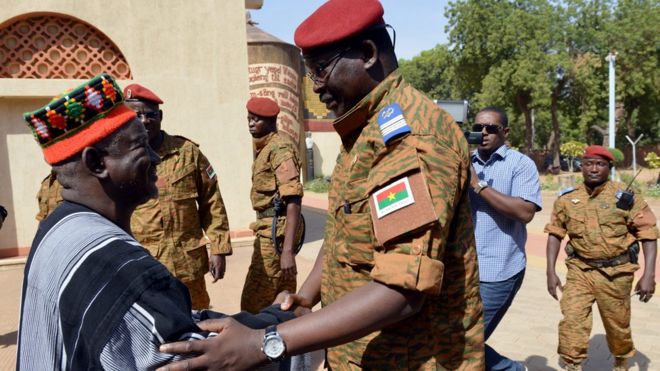 Мого Наба (слева) приветствует военачальника Буркина-Фасо подполковника Исаака Зиду в королевском дворе в Уагадугу (04 ноября 2014 года)