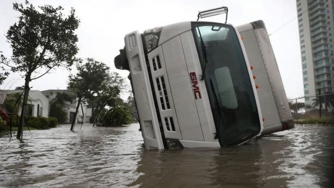 மியாமியில் சூறாவளியால் கவிழ்ந்த வாகனம்