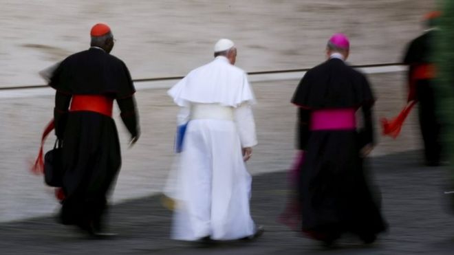 Папа Фрэнсис уезжает в конце утреннего заседания Синода о семье в зале Синода в Ватикане (15 октября 2015 г.)