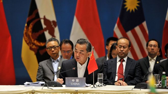 Министр иностранных дел Китая Ван Йи (второй слева) и министры иностранных дел стран-членов АСЕАН принимают участие в специальной встрече министров иностранных дел АСЕАН-Китая в Юйси