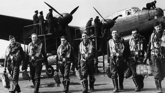 Экипаж бомбардировщика Ланкастера, апрель 1943 года
