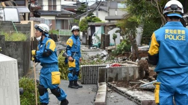Policemen search for missing people in a damaged neighbourhood following two earthquakes in the region in Mashiki, Kumamoto prefecture (17 April 2016)