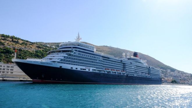 Cunard Королева Елизавета круизный корабль в Дубровнике в Хорватии.