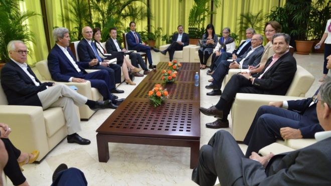 На раздаточном материале, выпущенном Верховным комиссаром мира (OACP) Колумбии, изображены государственный секретарь США Джон Керри (2-L), беседующий с колумбийскими делегатами на мирных переговорах с повстанческой группой FARC в качестве Верховного комиссара по вопросам мира Серхио Харамильо (R) и глава делегации колумбийского правительства мира Умберто де ла Калле (3-R) среди других во время встречи в Гаване, Куба, 21 марта 2016 года.