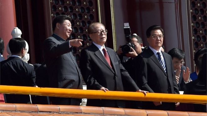 Президент Китая Си Цзиньпин (слева) беседует с бывшим президентом Цзян Цзэминем (С), а бывший президент Ху Цзиньтао (справа) во время военного парада на площади Тяньаньмэнь в Пекине 3 сентября 2015 года отмечает 70-ю годовщину победы над Японией. и конец Второй мировой войны