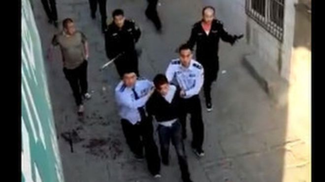 陕西媒体华商报率先报道。目击者称，袭击发生在学校门口出来的巷道，是条一百多米的陡窄下坡。