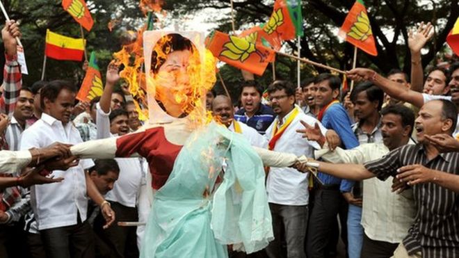 Индийские активисты из организации, выступающей за Каннаду, несут сжигающее изображение главного министра Тамилнада Дж. Джаялалитаа во время акции протеста в Бангалоре 6 октября 2012 года