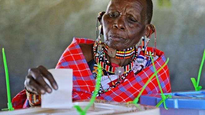 Женщина масаи голосует на выборах 2013 года